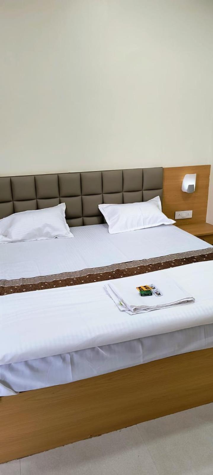 Hotel Satyam Shajapur Zewnętrze zdjęcie